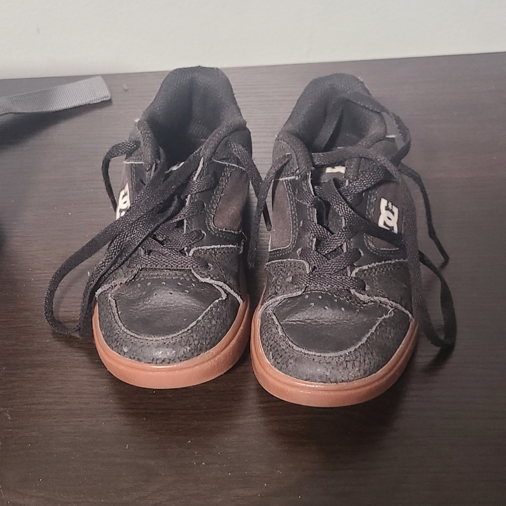 Boys size 12 DC skate shoes